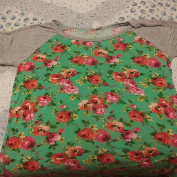 brendas Tops - Size Large Tee with Roses